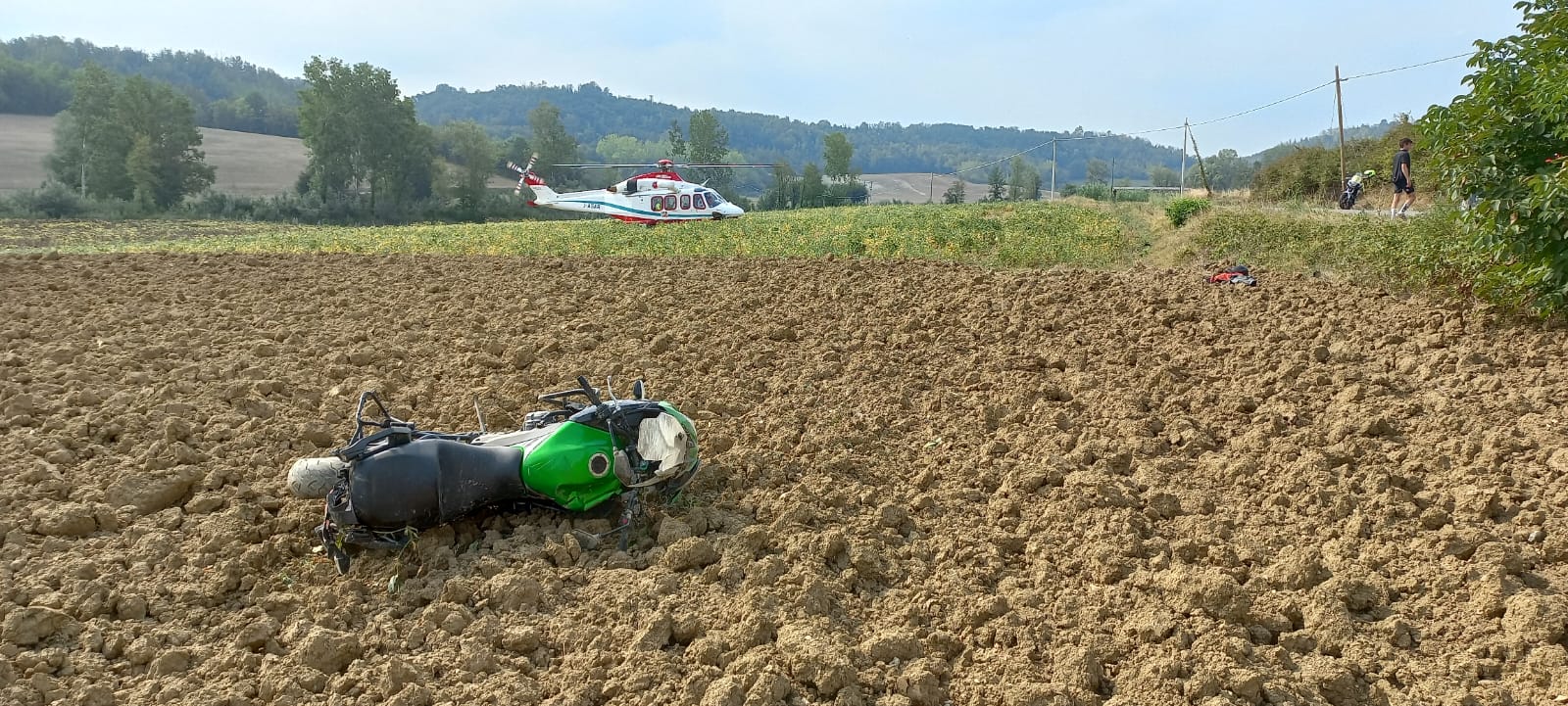 Esce di strada con la moto. Morto uomo di 59 anni