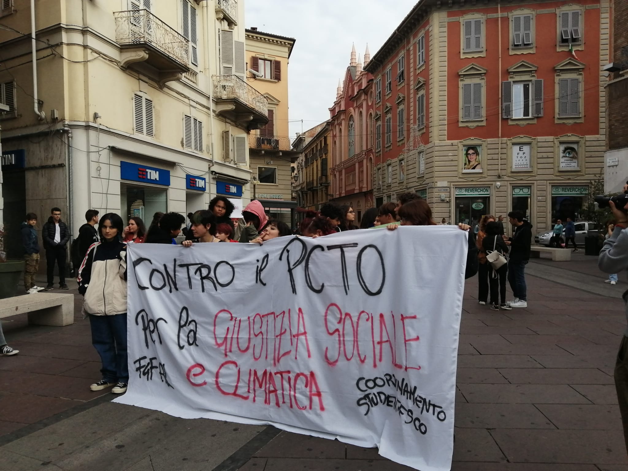I giovani di Fridays For Future sfilano e chiedono “verde tutto intorno”