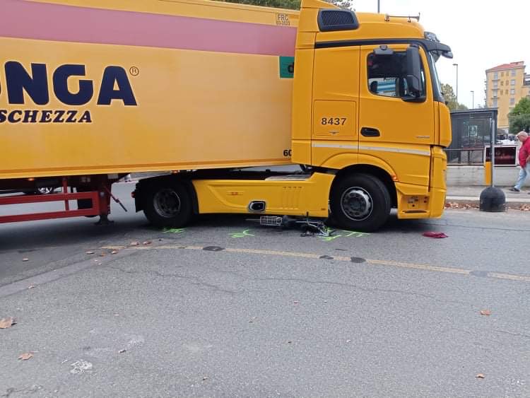 Ciclista investito davanti all’Esselunga di Alessandria