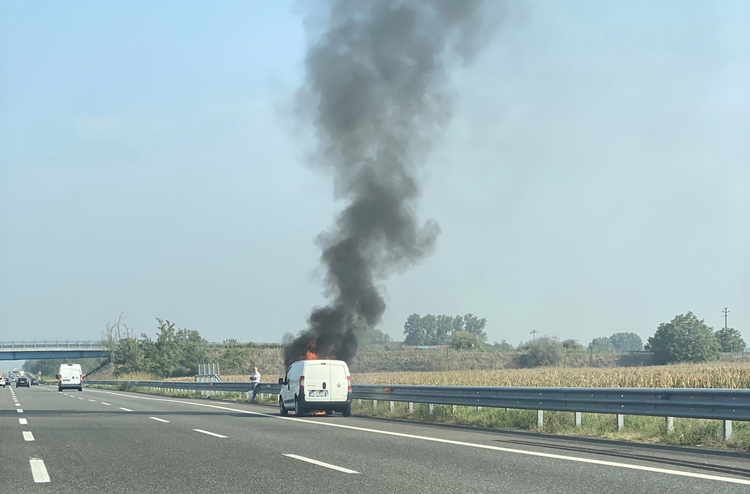 Furgone in fiamme sulla autostrada A26