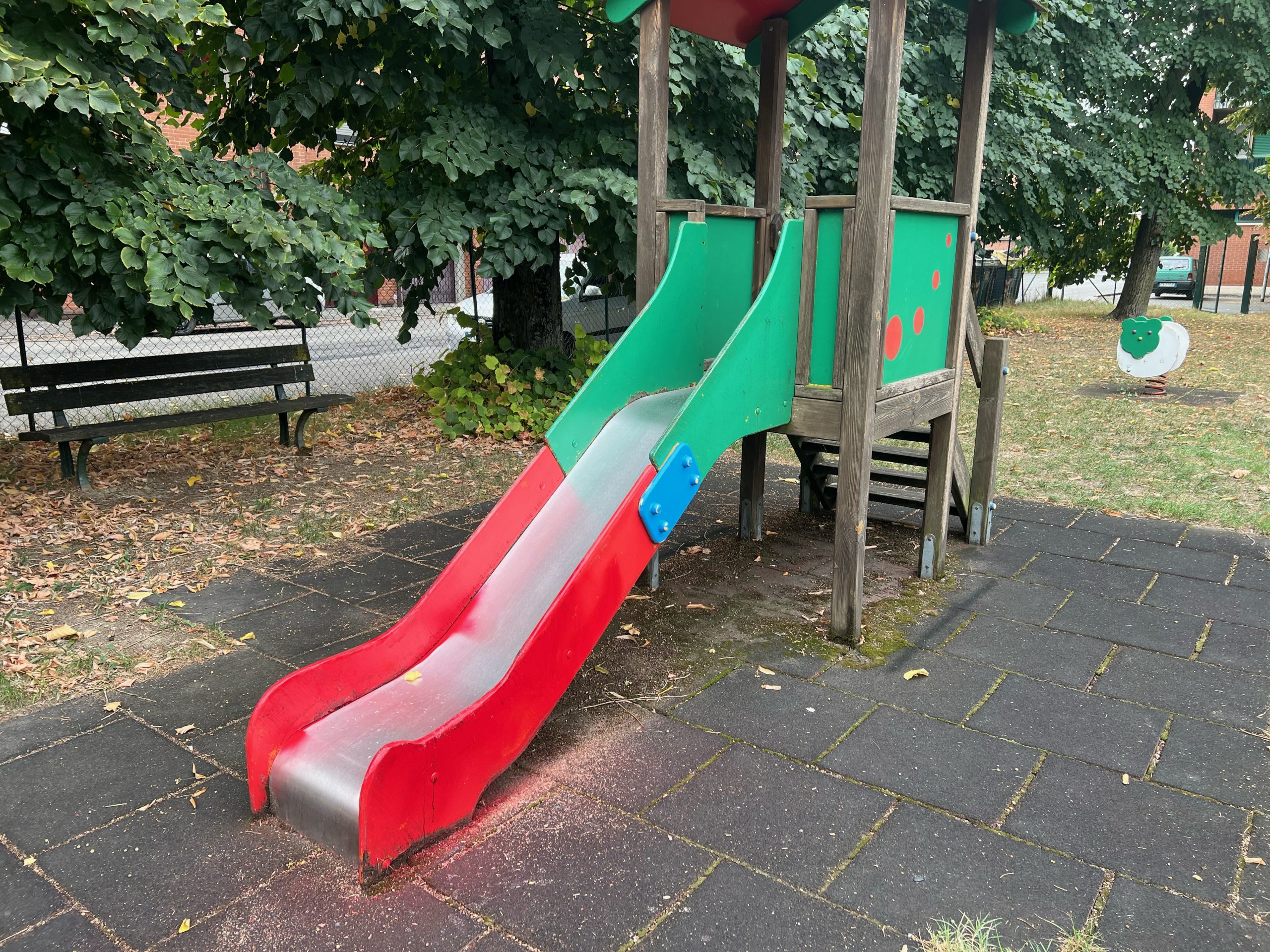 Riapre il parco giochi di via Parri: “Da oggi luogo sicuro per i bambini”