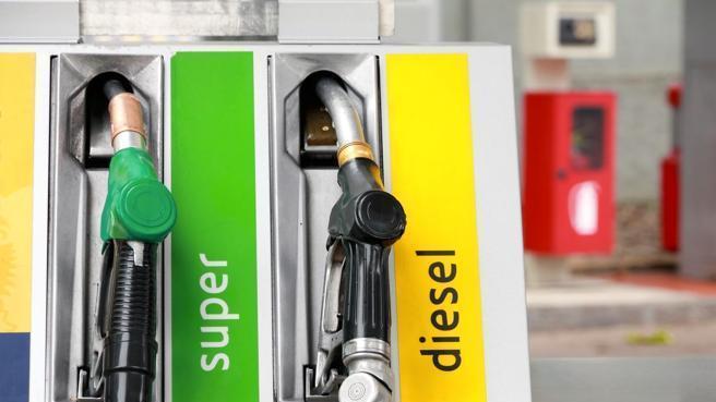 Tornano a calare i prezzi di benzina e diesel