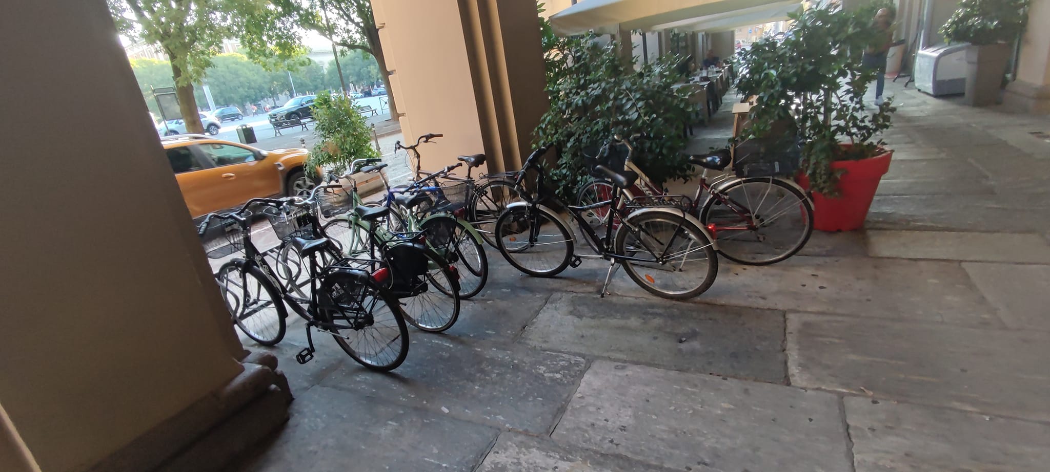 L’assessore Serra ringrazia i lavoratori che arrivano a Palazzo Rosso in bici