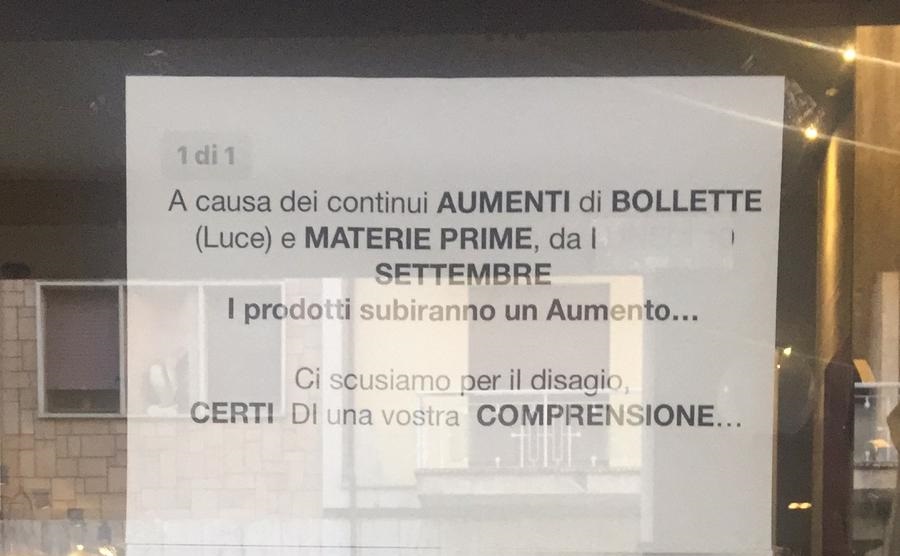 “Bollette triplicate, costretti ad aumentare i prezzi di caffè e bibite”: a Valenza lo sconforto del Bar Garibaldi