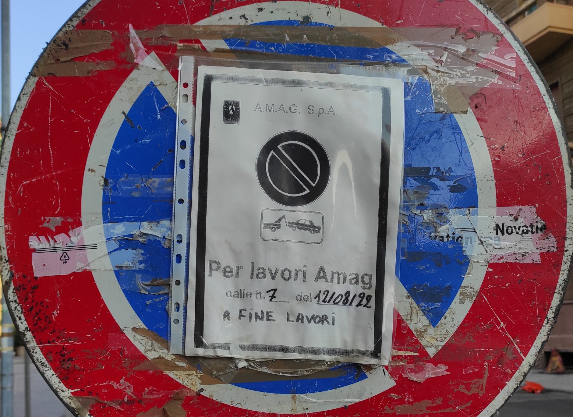 Il cartello annuncia lavori dal 12 agosto ma da un mese ci sono solo divieti e nessun cantiere