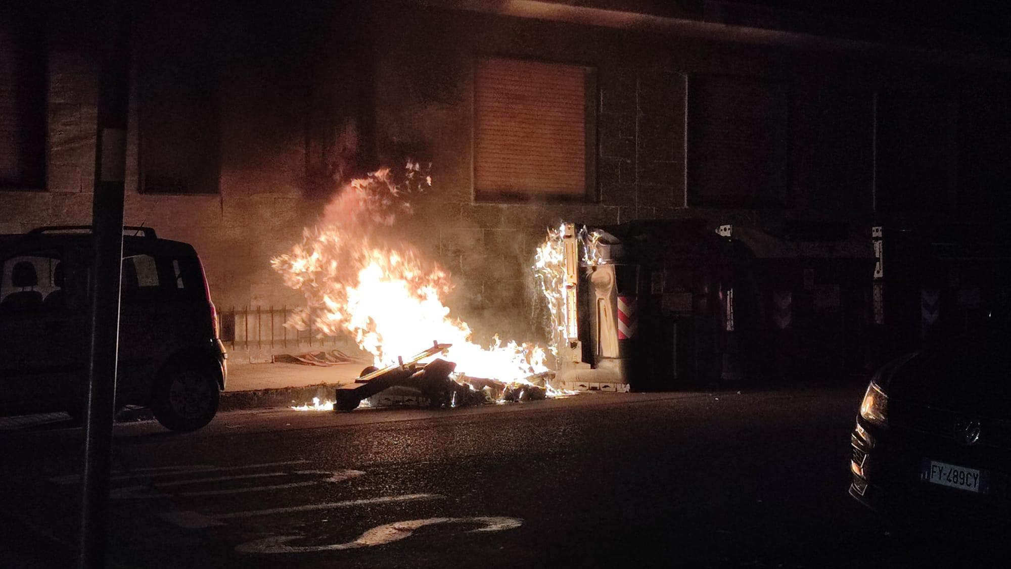 Incendiato nella notte un cassonetto in via Wagner ad Alessandria