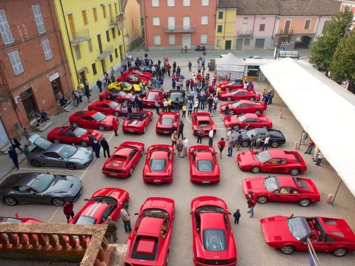 Domenica Castelnuovo Belbo si tinge di rosso per il raduno delle Ferrari