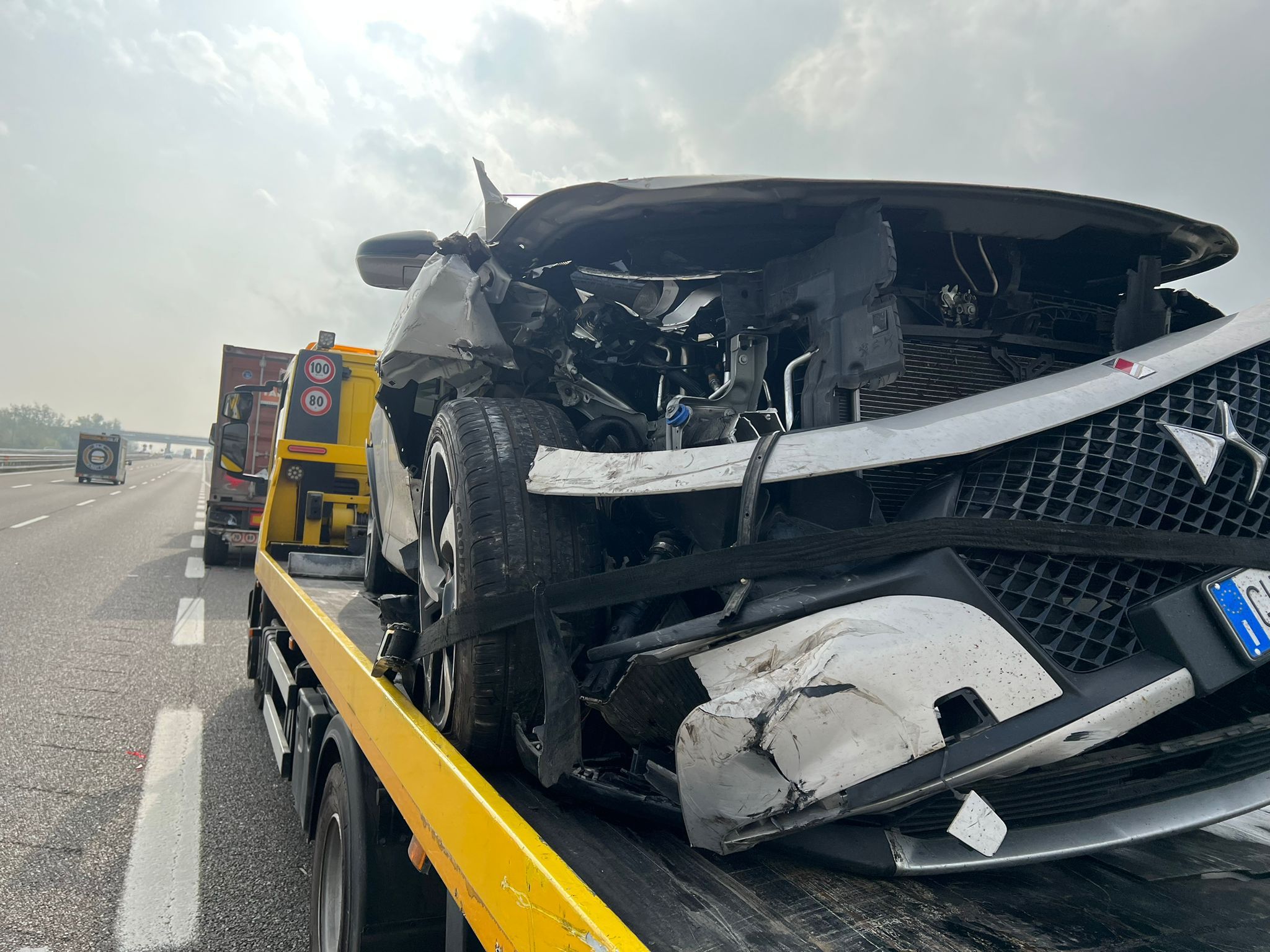 Scontro tra auto e bilico sulla A26: traffico congestionato