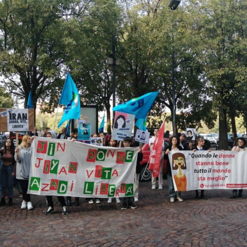 Una marcia per sostenere la battaglia delle donne in Iran e ricordare che i diritti non sono scontati