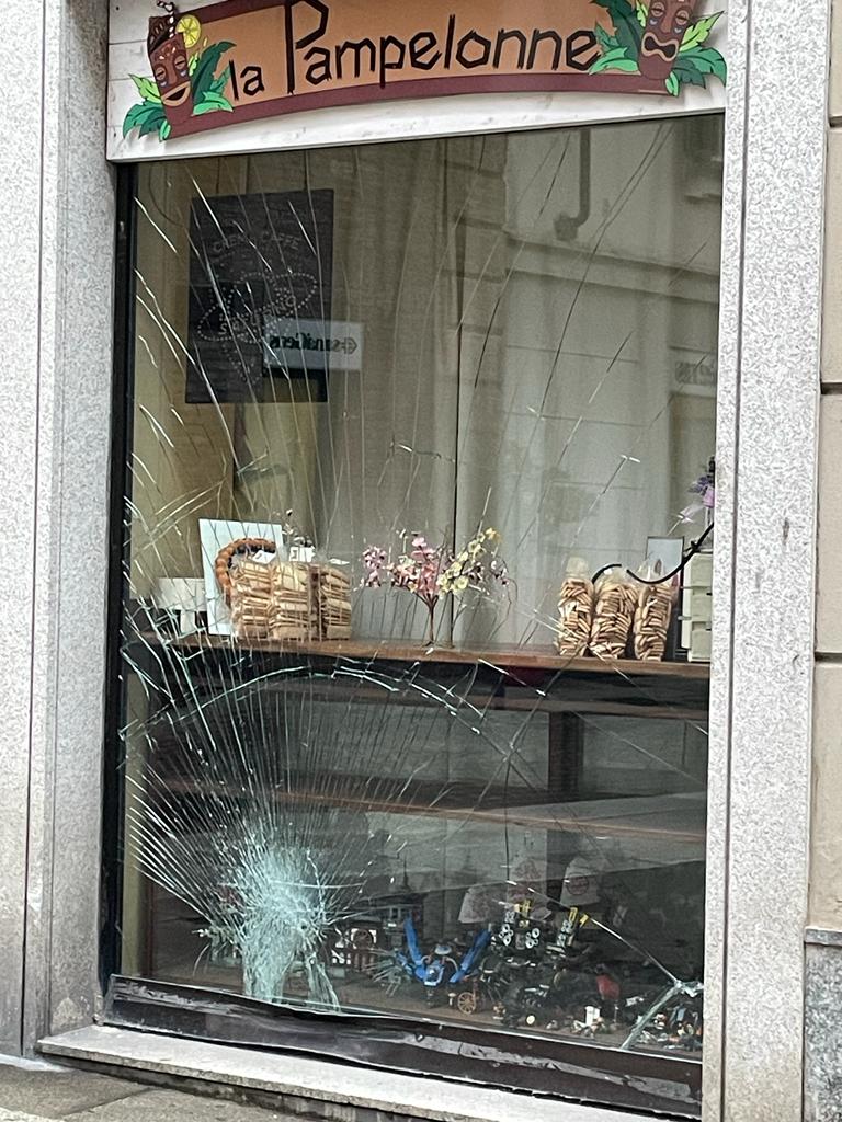 L’amarezza del titolare de “La Pampelonne”: “Per l’ennesima volta la mia vetrina danneggiata da un’auto”