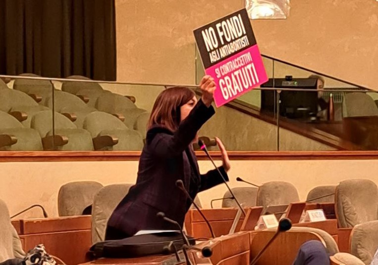 M5S replica a Icardi: “Non faccia il cabarettista, mai chiesti contraccettivi gratis per tutti i piemontesi”