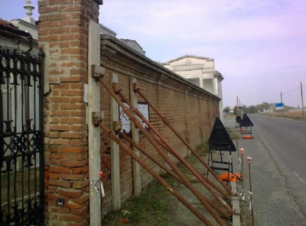 Muro pericolante al cimitero di S. Giuliano Nuovo, assessore Falleti: “Sì a perizia, poi i lavori risolutivi”