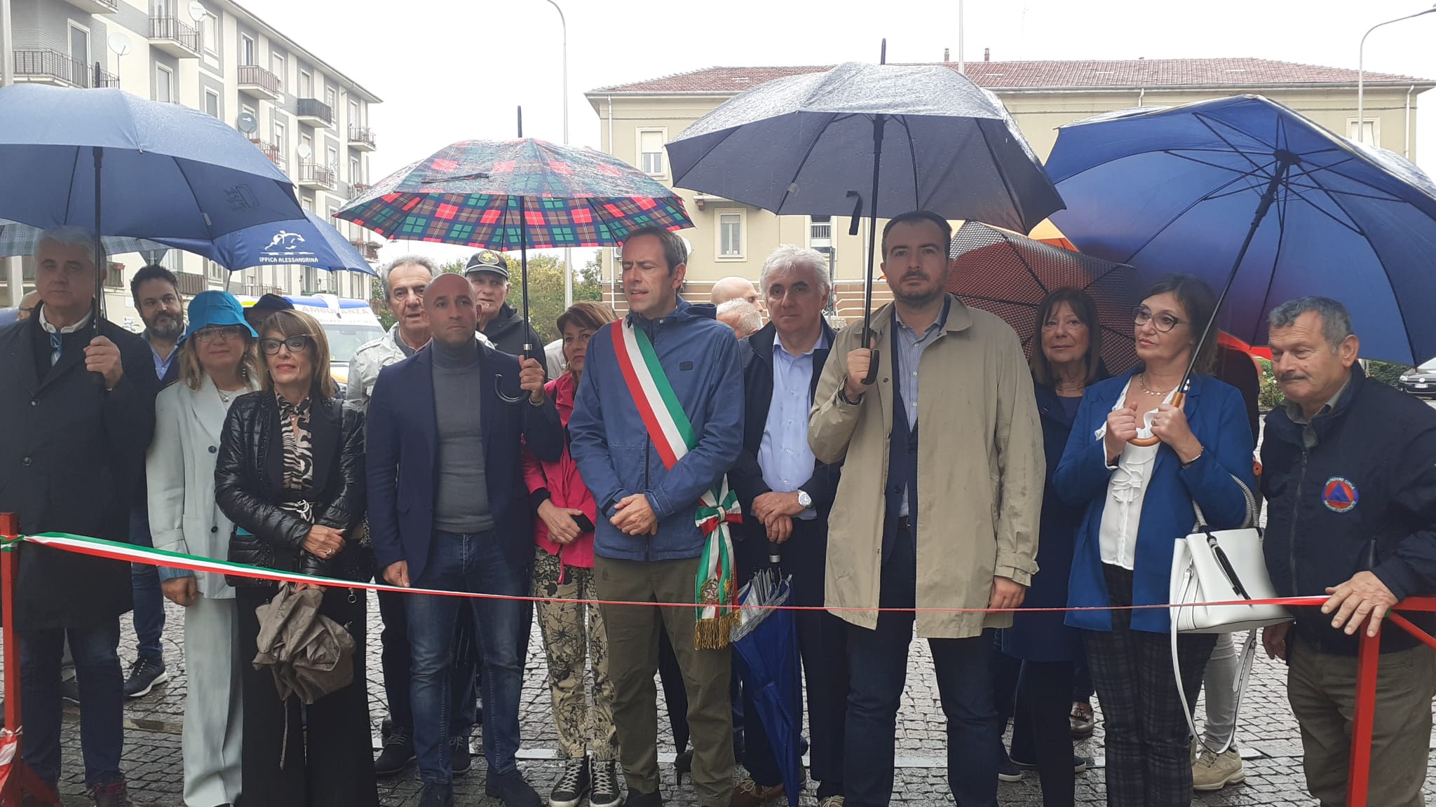 La Festa del Cristo più forte anche della pioggia: in migliaia tra le bancarelle e i negozi