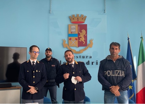 Aggrediva e rapinava giovani incrociati nei locali. Per l’uomo, finito in carcere, pronto a scattare anche il Daspo Willy