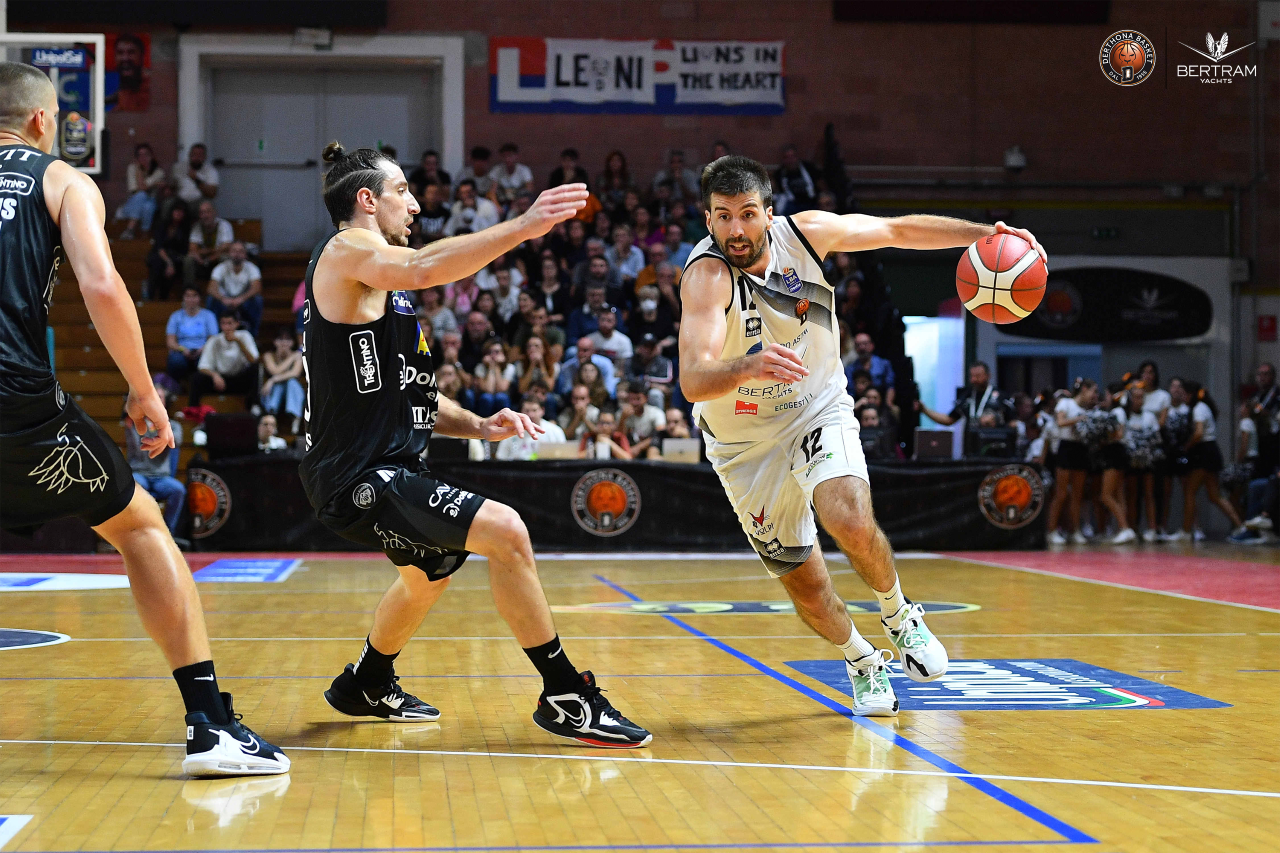 Il Derthona Basket parte bene, 76-70 con Dolomiti Energia, ottimo ultimo quarto