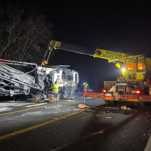 Mezzo pesante fuori strada sulla A21 tra Asti e Felizzano: disagi al traffico