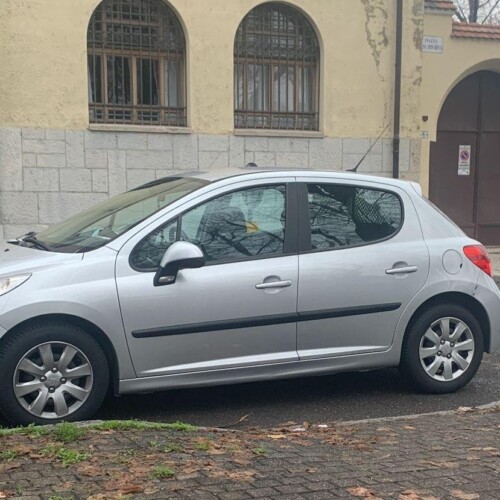 Auto davanti allo scivolo del marciapiede, così Lele è costretto ad allungare il tragitto