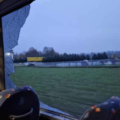 Pullman viaggia con il finestrino rotto tra lo stupore e la rabbia dei viaggiatori