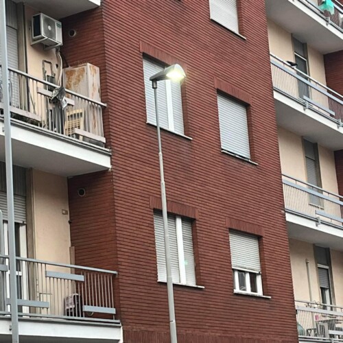 Il lampione acceso di giorno scatena la polemica tra Lega e Abonante