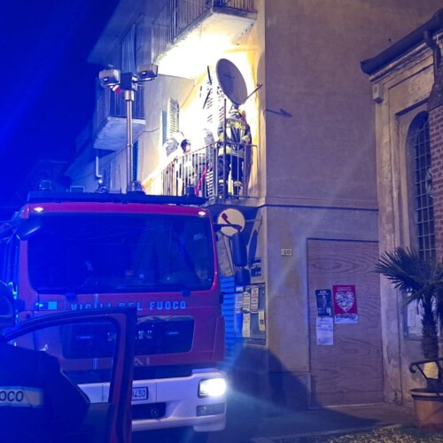 Provano ad avvisarlo di una perdita d’acqua nel suo alloggio ma non risponde. Scatta l’intervento dei Vigili del Fuoco