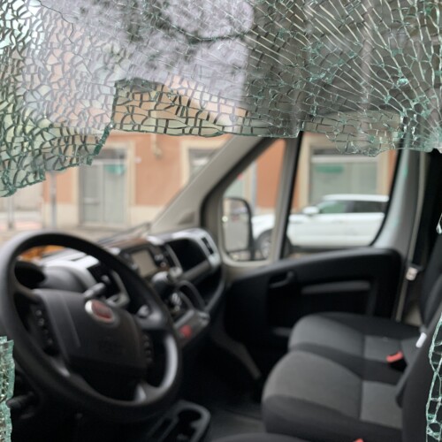 Allarme e paura in Spalto Marengo: da settimane finestrini in frantumi e danni alle auto in sosta