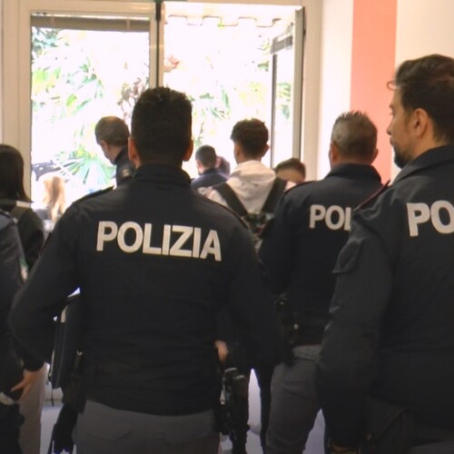 Prova ad aggredire un giovane e poi ferisce poliziotti intervenuti per fermarlo. Arrestato
