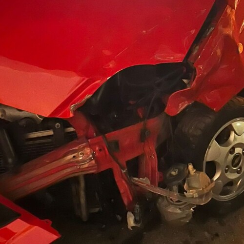 Scontro all’incrocio  in via Fiume: auto finisce contro due mezzi parcheggiati