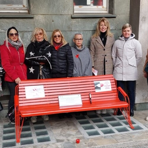 Violenza sulle donne, anche a Valenza una panchina rossa vicino al presidio Asl: le parole dell’assessora Gatti