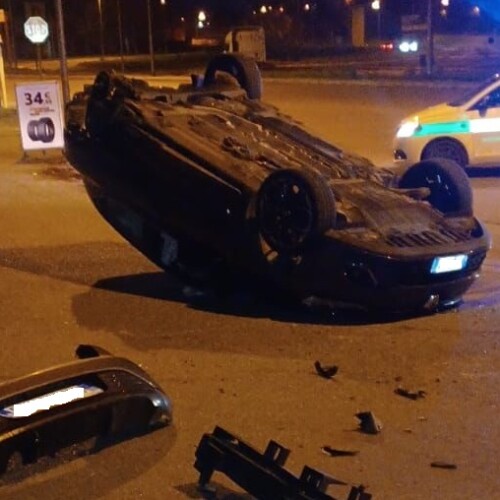 Incidente tra due auto vicino al centro commerciale Panorama, ad Alessandria: un veicolo ribaltato
