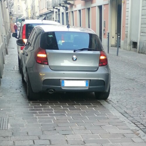 Due auto sul marciapiede in via Cavour: un malcostume segnalato da un alessandrino