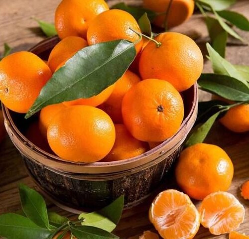 Per la Giornata contro la violenza sulle donne tornano le clementine per sostenere il centro antiviolenza me.dea