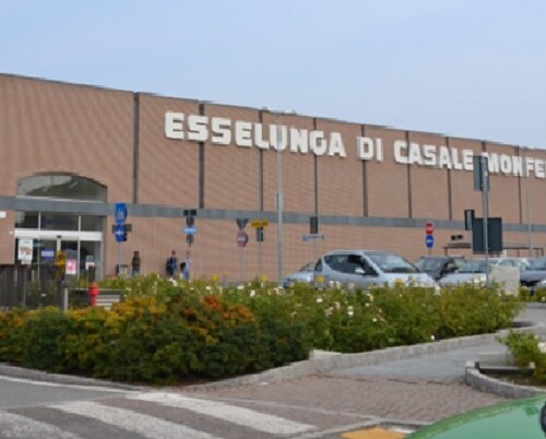 Due minorenni in manette a Casale: dopo aver rubato in un supermercato schiaffi e pugni alla vigilanza