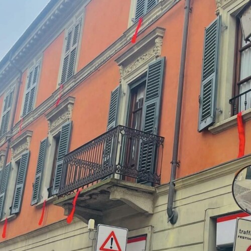 Un nastro rosso per dimostrare quanto si ama Alessandria (e che vandali e maleducati sono la minoranza)