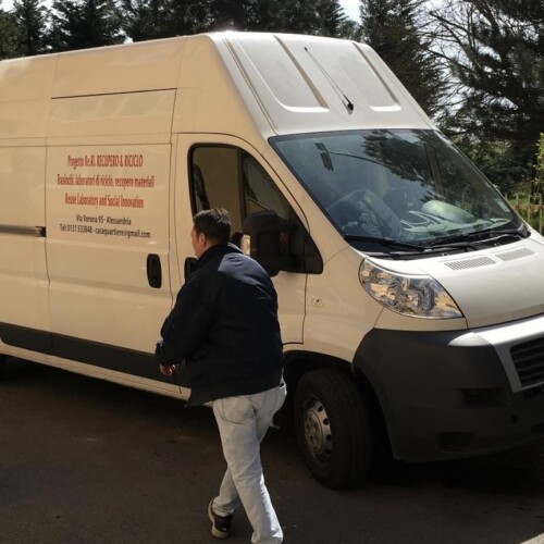 Rubato il furgone della Casa di quartiere, appello per ritrovarlo: “Serviva ad aiutare tante famiglie”