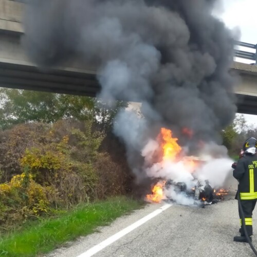 Auto in fiamme tra Ozzano e Madonnina. Illese le due persone a bordo