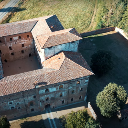 Le spettacolari immagini dei droni in volo sul Castello di Lardirago
