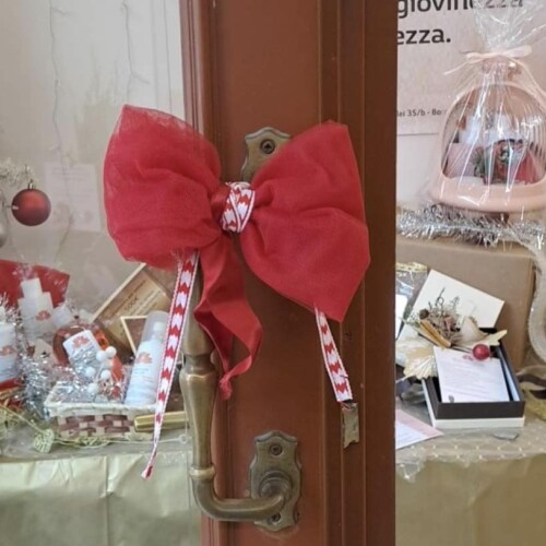 I “Nastri rossi” conquistano anche i commercianti: un fiocco per dimostrare l’amore per la città