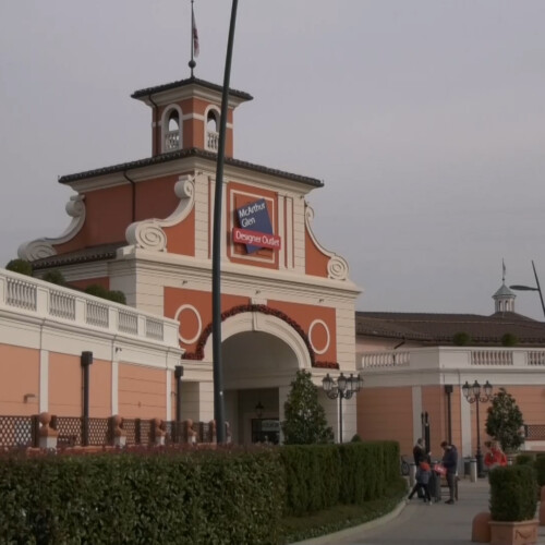 Trenitalia: servizio di treni e bus per arrivare, con un solo biglietto, all’outlet di Serravalle