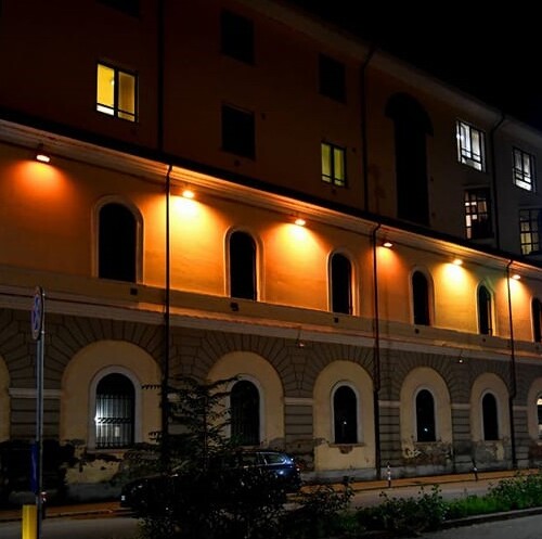 Giornata contro la violenza sulle donne: la Questura di Alessandria si illumina di arancione