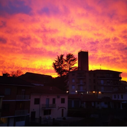 Spettacolare tramonto colora il cielo con mille sfumature di rosso. Le [FOTO] dei nostri lettori