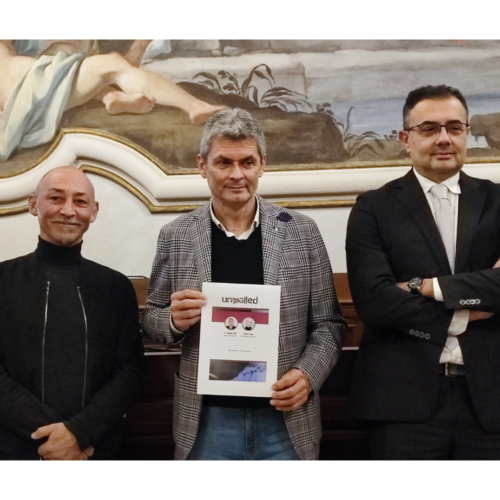 Filo spinato e frammenti del Muro di Berlino diventano un’opera d’arte