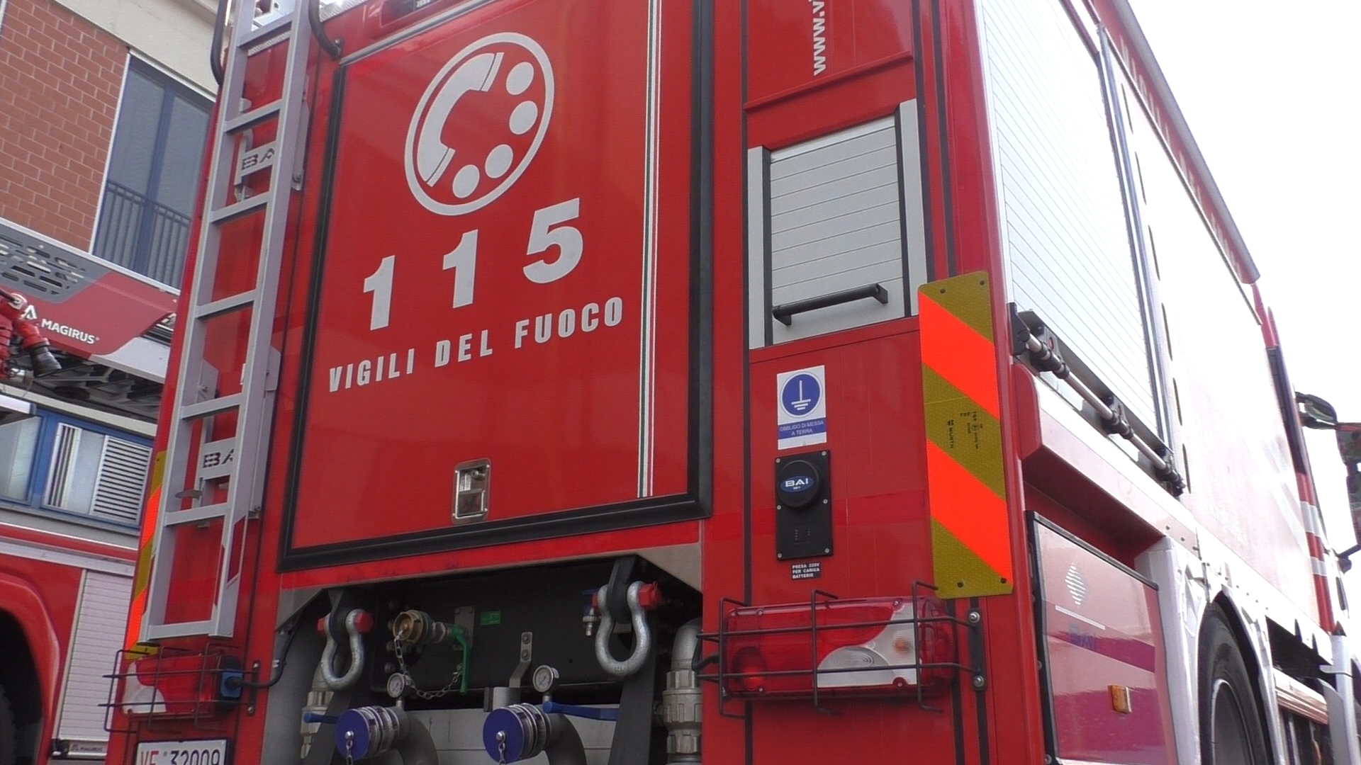 A fuoco sterpaglie al Forte Acqui di Alessandria. Vigili del Fuoco ...