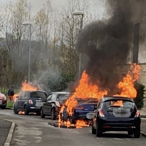 Le foto dell’incendio che ha distrutto due auto lunedì a Tortona