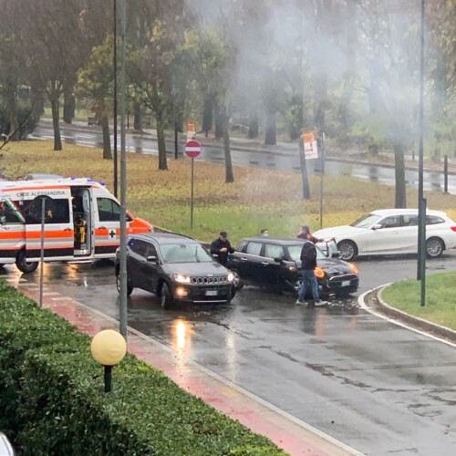 Scontro tra due auto in viale Teresa Michel ad Alessandria. Ferite lievi per uno degli automobilisti