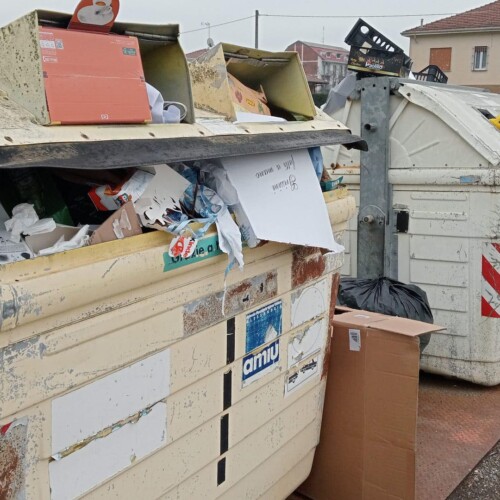 Cassonetti stracolmi a San Giuliano Vecchio