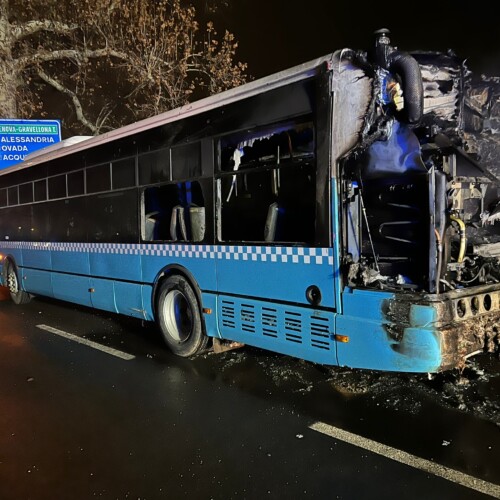 Bus a fuoco ad Alessandria, Amag Mobilità: “Aveva 13 anni, non era vecchio. A marzo 6 nuovi mezzi a metano”