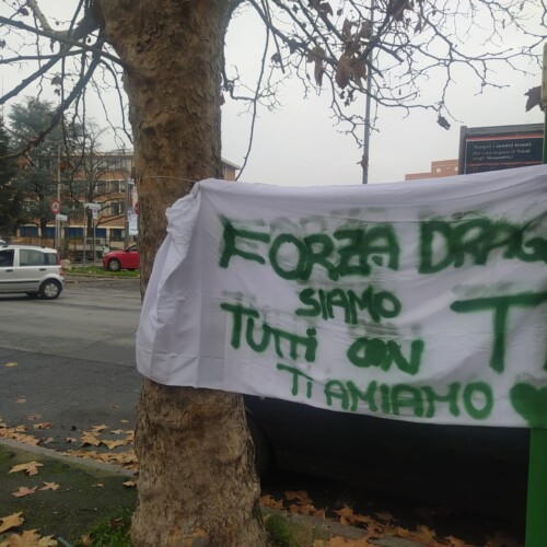 Davanti all’Ospedale di Alessandria uno striscione per Vincenzo: “Forza Drago siamo tutti con te”