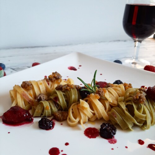 Ricette sotto l’albero: stupite i vostri commensali con le tagliatelle al ragù d’anatra e frutti di bosco