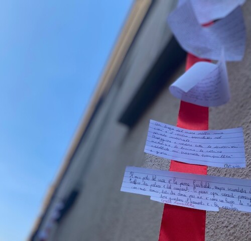 Nastri rossi e pensieri appesi alle finestre. Così una classe del Plana racconta i luoghi della città che ama