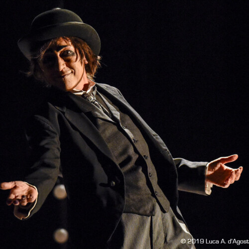 “La Scimmia” domenica 11 dicembre alla Stagione del Teatro Alfieri di Asti